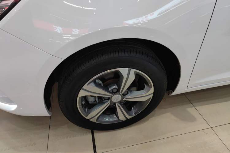 Used Geely Auto Emgrand GL 2018 1.8L DCT Elite Smart Connectivity Version Exterior 4
