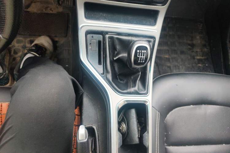 Used Geely Auto Emgrand GL 2018 1.8L Manual Elite Smart Connectivity Version Gear Lever