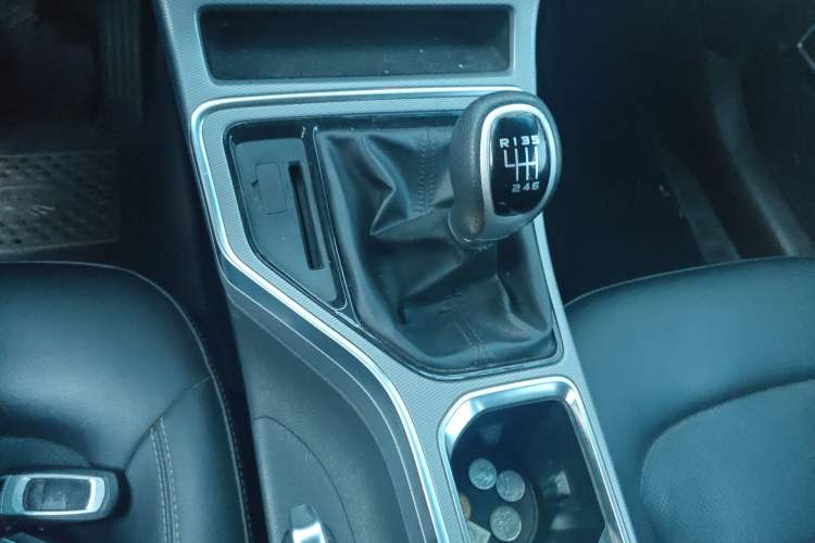 Used Geely Auto Emgrand GL 2018 1.8L Manual Elite Smart Connectivity Version Gear Lever