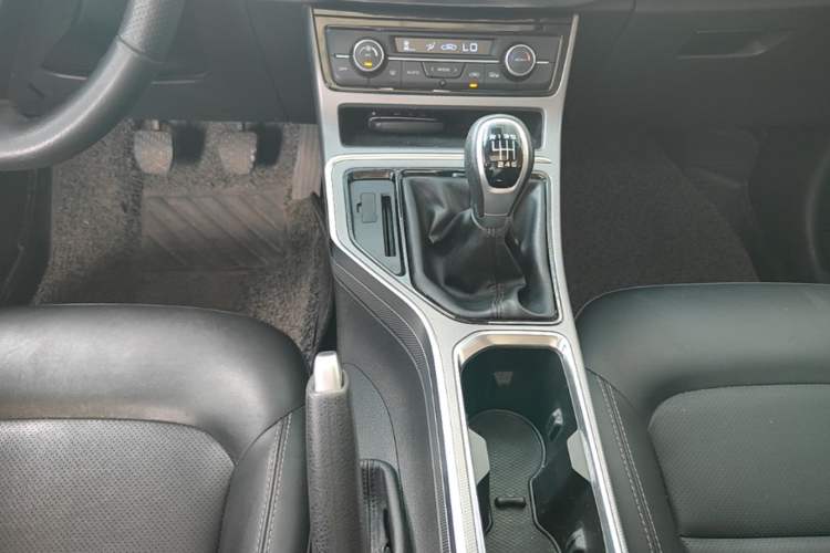 Used Geely Auto Emgrand GL 2018 1.8L Manual Elite Smart Connectivity Version Gear Lever