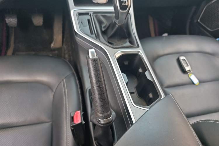 Used Geely Auto Emgrand GL 2018 1.8L Manual Elite Smart Connectivity Version Gear Lever