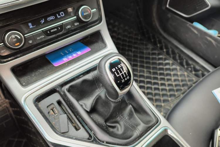 Used Geely Auto Emgrand GL 2018 1.4T Manual Elite Smart Connectivity Version Gear Lever