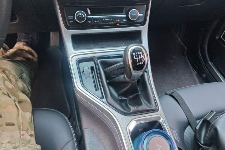 Used Geely Auto Emgrand GL 2018 1.4T Manual Elite Smart Connectivity Version Gear Lever