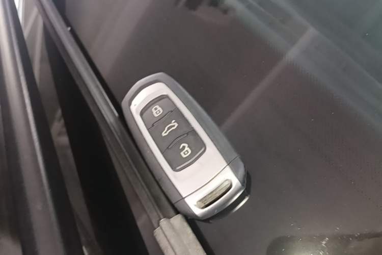 Used Geely Auto Emgrand GL 2018 1.8L DCT Elite Smart Connectivity Version Interior 1