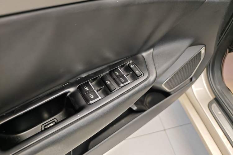 Used Geely Auto Emgrand GL 2018 1.4T DCT Elite Smart Connectivity Version Interior 4