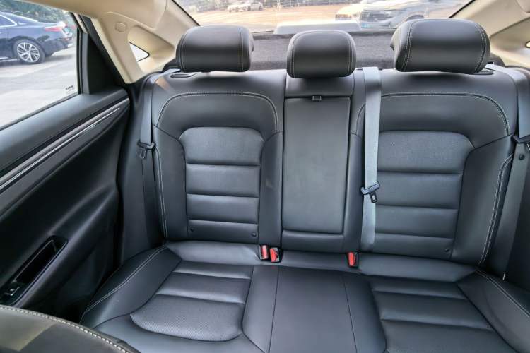Used Geely Auto Emgrand GL 2018 1.8L DCT Elite Smart Connectivity Version Interior 8