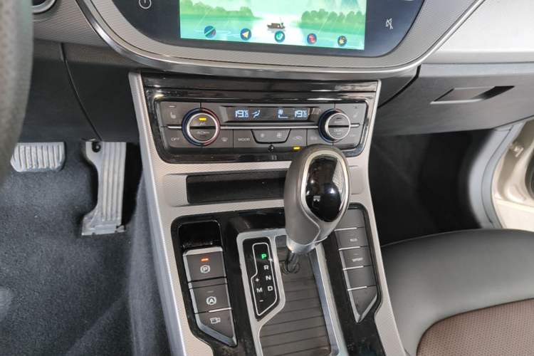 Used Geely Auto Emgrand GL 2019 1.4T CVT Prestige Smart Edition Audio And AC Panel