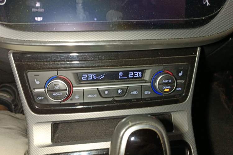 Used Geely Auto Emgrand GL 2019 1.4T CVT Prestige Smart Edition Audio And AC Panel