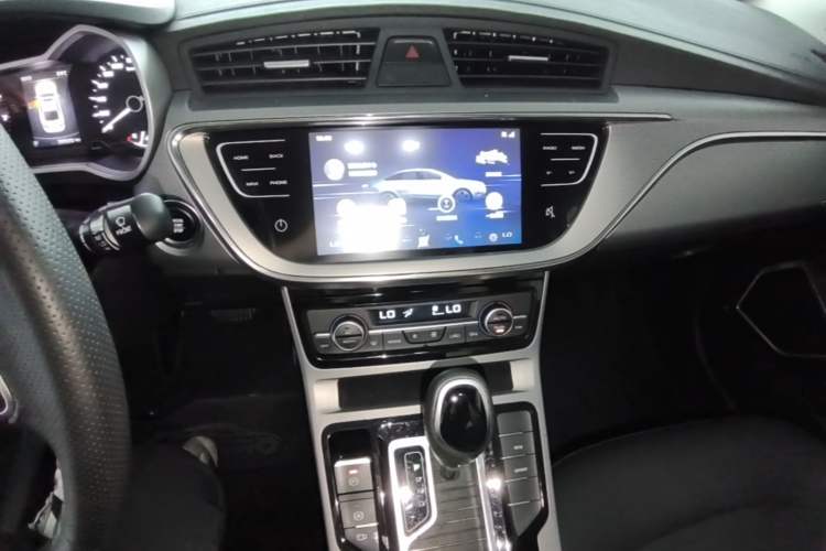 Used Geely Auto Emgrand GL 2019 1.4T CVT Elite Smart Edition Audio And AC Panel