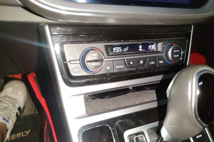 Used Geely Auto Emgrand GL 2019 1.4T CVT Elite Smart Edition Audio And AC Panel