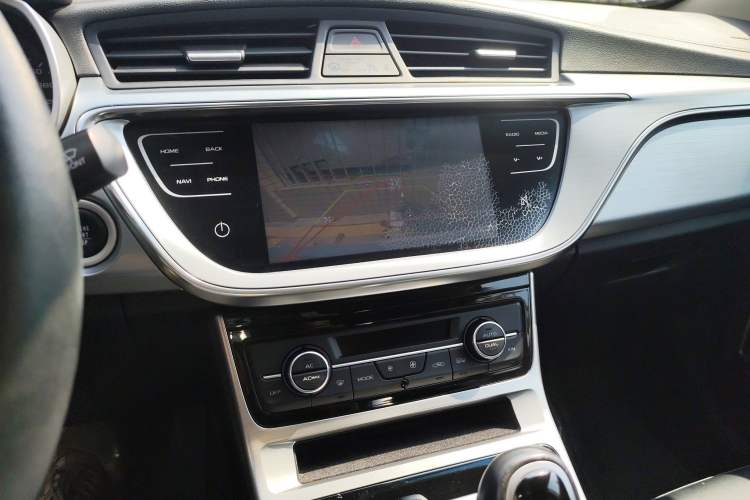 Used Geely Auto Emgrand GL 2019 1.4T CVT Elite Smart Edition Audio And AC Panel