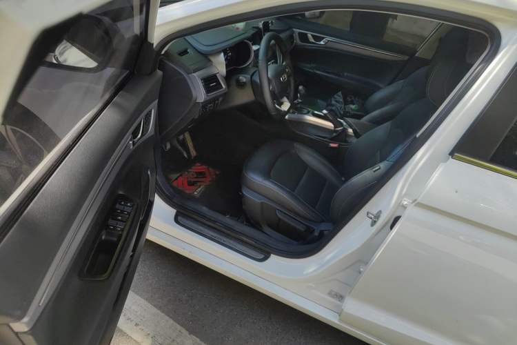 Used Geely Auto Emgrand GL 2019 1.8L Manual Elite Smart Edition Interior 3