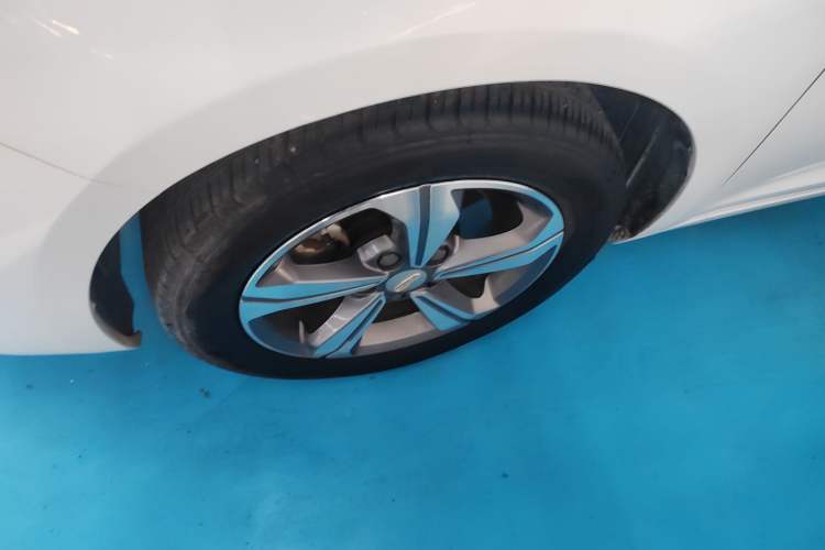 Used Geely Auto Emgrand GL 2019 1.4T CVT Elite Smart Edition Left Front Wheel Hub