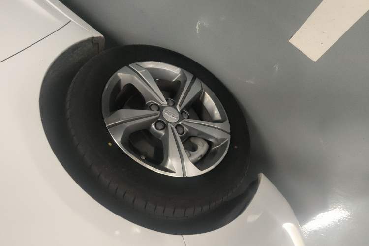 Used Geely Auto Emgrand GL 2019 1.4T CVT Elite Smart Edition Left Front Wheel Hub