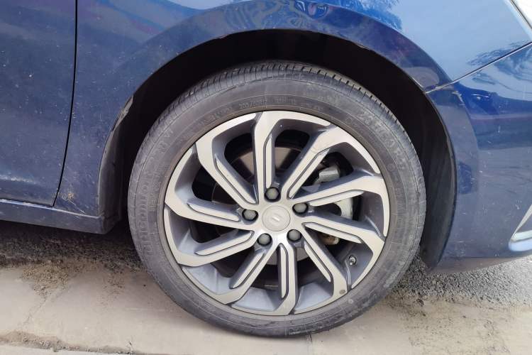Used Geely Auto Emgrand GL 2021 UP 1.4T CVT Flagship Model Right Front Wheel Hub