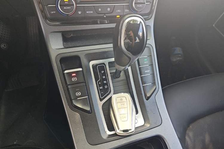 Used Geely Auto Emgrand GL 2021 UP 1.4T CVT Luxury Edition Gear Lever