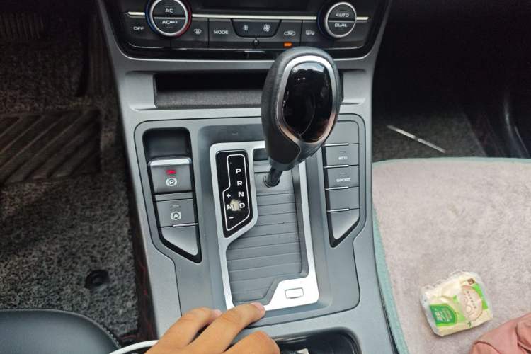 Used Geely Auto Emgrand GL 2021 UP 1.4T CVT Luxury Edition Gear Lever