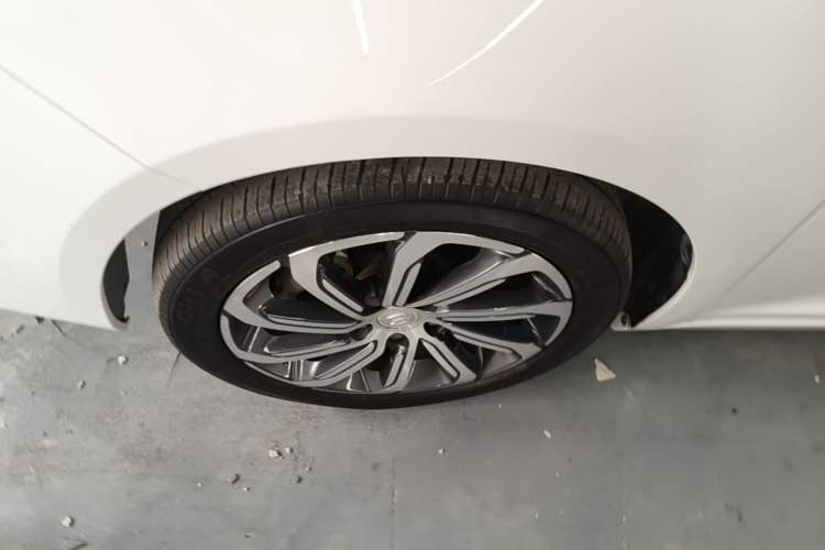 Used Geely Auto Emgrand GL 2021 UP 1.4T CVT Flagship Model Left Front Wheel Hub