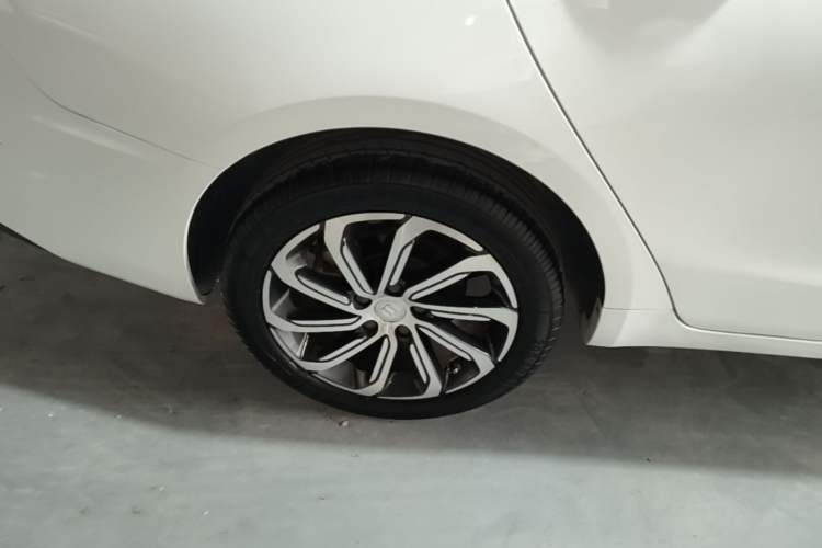 Used Geely Auto Emgrand GL 2021 UP 1.4T CVT Flagship Model Right Rear Wheel Hub