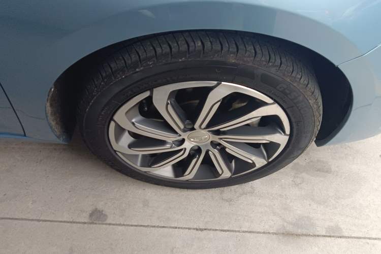 Used Geely Auto Emgrand GL New Energy 2019 1.5T DCT Smart Leading Version Right Front Wheel Hub