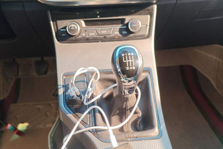 Used Geely Auto Emgrand GS 2016 Elegant Edition 1.3T Manual LingShang Model Gear Lever