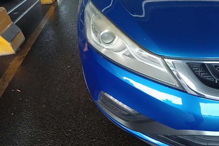 Used Geely Auto Emgrand GS 2016 Elegant Edition 1.3T Automatic ZhenShang Model Right Front Headlight