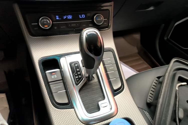 Used Geely Auto Emgrand GS 2016 Elegant Edition 1.3T Automatic LingShang Model Gear Lever