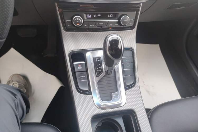 Used Geely Auto Emgrand GS 2016 Elegant Edition 1.3T Automatic LingShang Model Gear Lever