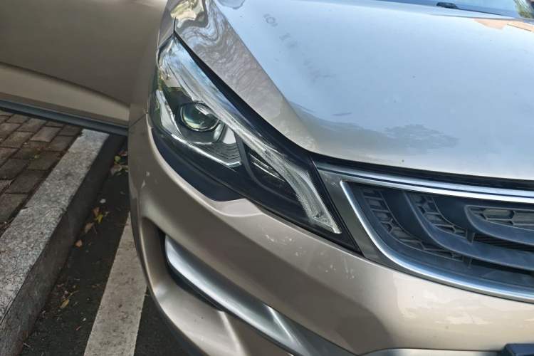 Used Geely Auto Emgrand GS 2016 Elegant Edition 1.3T Automatic ZhenShang Model Right Front Headlight