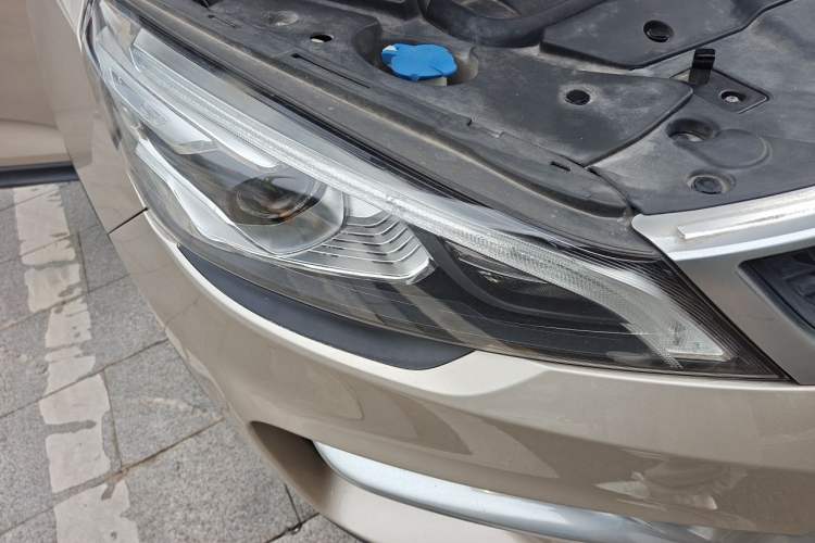 Used Geely Auto Emgrand GS 2016 Sport Edition 1.3T Automatic ZhenShang Model Right Front Headlight