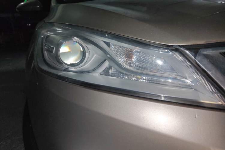 Used Geely Auto Emgrand GS 2016 Elegant Edition 1.8L Automatic LingShang Model Right Front Headlight