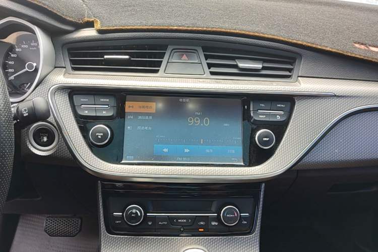 Used Geely Auto Emgrand GS 2016 Elegant Edition 1.3T Automatic LingShang Model Audio And AC Panel