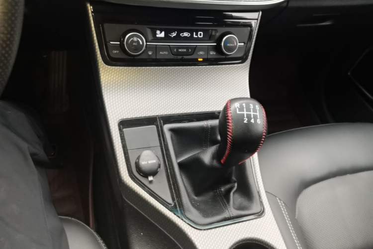 Used Geely Auto Emgrand GS 2016 Elegant Edition 1.3T Manual LingShang Model Gear Lever