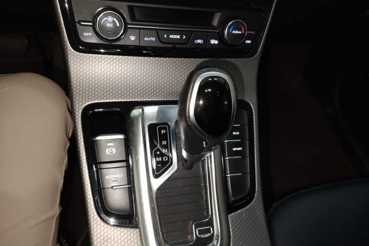 Used Geely Auto Emgrand GS 2016 Elegant Edition 1.3T Automatic LingShang Model Gear Lever