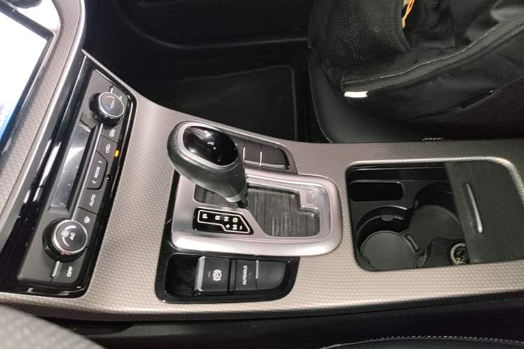 Used Geely Auto Emgrand GS 2016 Sport Edition 1.3T Automatic LingShang Model Gear Lever