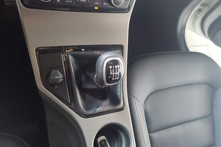 Used Geely Auto Emgrand GS 2016 Sports Edition 1.8L Manual LingShang Model Gear Lever