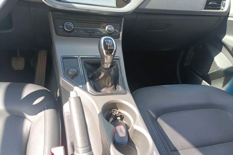 Used Geely Auto Emgrand GS 2016 Elegant Edition 1.3T Manual LingShang Model Gear Lever