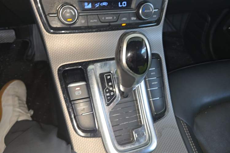Used Geely Auto Emgrand GS 2016 Elegant Edition 1.3T Automatic LingShang Model Gear Lever