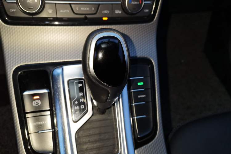 Used Geely Auto Emgrand GS 2016 Sport Edition 1.3T Automatic LingShang Model Gear Lever