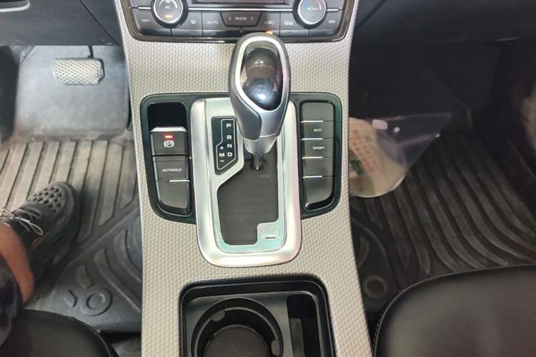 Used Geely Auto Emgrand GS 2016 Elegant Edition 1.3T Automatic LingShang Model Gear Lever