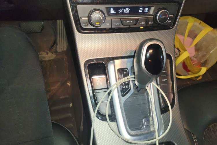 Used Geely Auto Emgrand GS 2016 Elegant Edition 1.3T Automatic LingShang Model Gear Lever