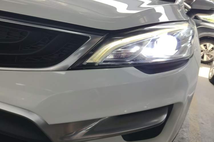 Used Geely Auto Emgrand GS 2016 Sport Edition 1.3T Automatic LingShang Model Left Front Headlight