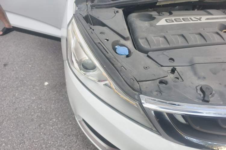 Used Geely Auto Emgrand GS 2016 Elegant Edition 1.3T Automatic ZhenShang Model Right Front Headlight