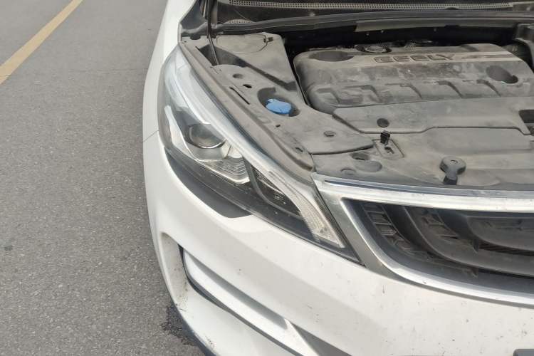 Used Geely Auto Emgrand GS 2016 Sport Edition 1.3T Automatic ZhenShang Model Right Front Headlight
