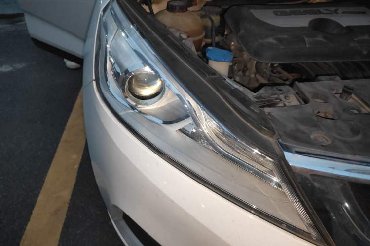 Used Geely Auto Emgrand GS 2016 Elegant Edition 1.8L Manual Fashion Model Right Front Headlight