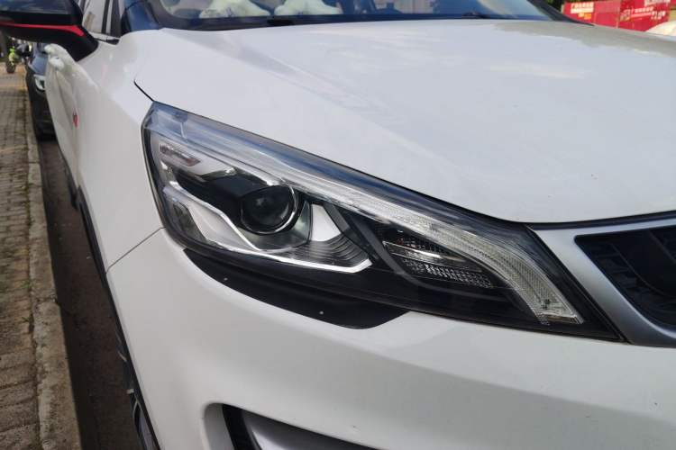 Used Geely Auto Emgrand GS 2016 Sport Edition 1.3T Automatic ZhenShang Model Right Front Headlight