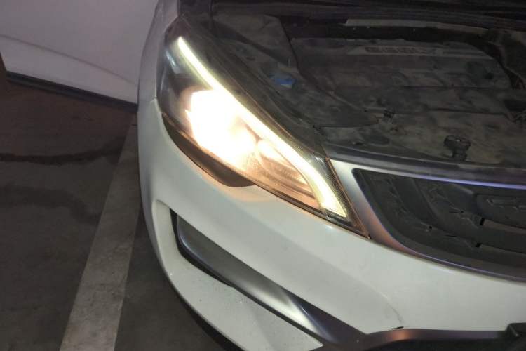 Used Geely Auto Emgrand GS 2016 Sport Edition 1.3T Automatic ZhenShang Model Right Front Headlight