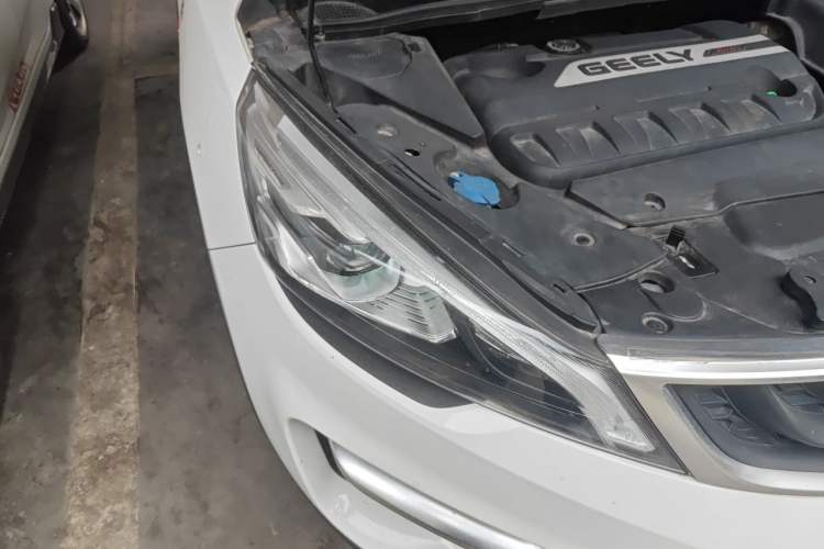 Used Geely Auto Emgrand GS 2016 Elegant Edition 1.3T Automatic ZhenShang Model Right Front Headlight