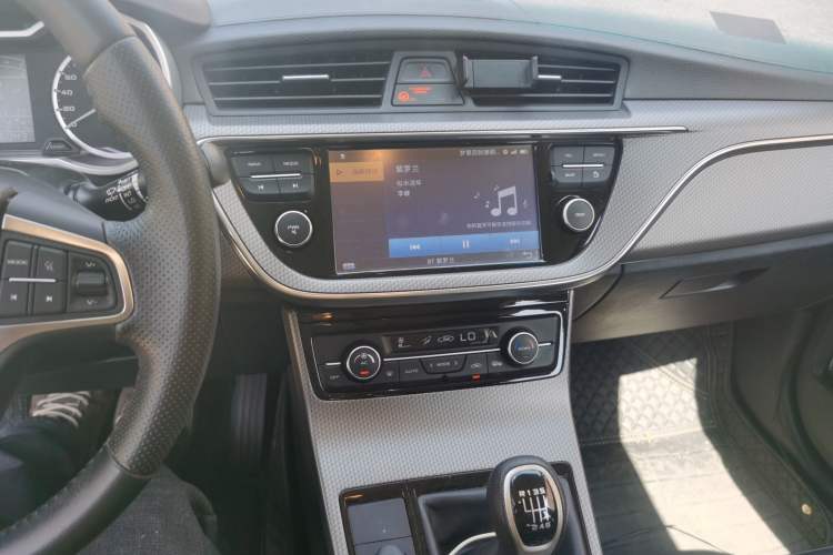 Used Geely Auto Emgrand GS 2016 Elegant Edition 1.8L Manual Fashion Model Audio And AC Panel