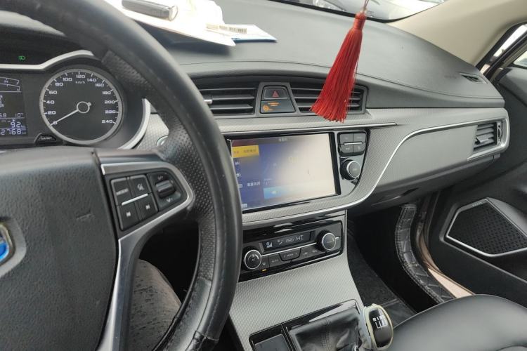 Used Geely Auto Emgrand GS 2016 Elegant Edition 1.8L Manual LingShang Model Center Console